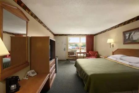 Super 8 by Wyndham/Downtown - 20