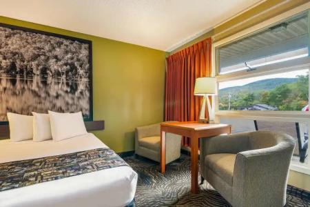 Super 8 by Wyndham/Downtown - 1