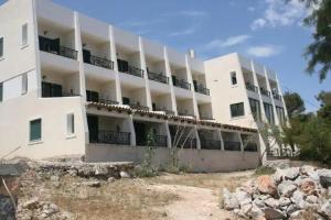 Dionysos Hotel, Скала