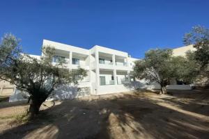 Oasis Beach Hotel, Скала