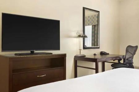 Hilton Garden Inn/Hanes Mall - 4