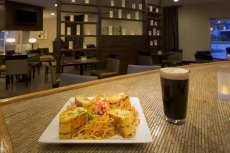 DoubleTree by Hilton - Brownstone - University - 10