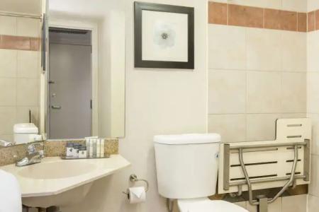 DoubleTree by Hilton - Brownstone - University - 9