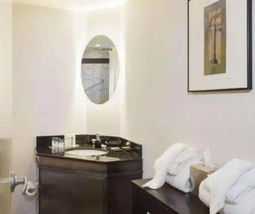 DoubleTree by Hilton - Brownstone - University - 26