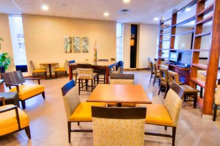 DoubleTree by Hilton - Brownstone - University - 21