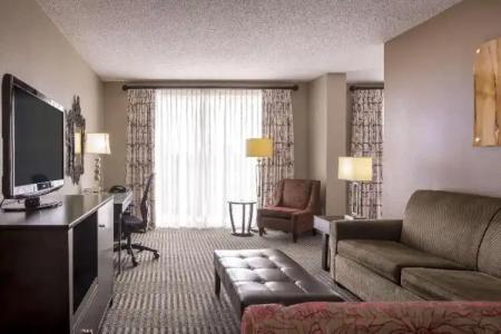 DoubleTree by Hilton - Brownstone - University - 27