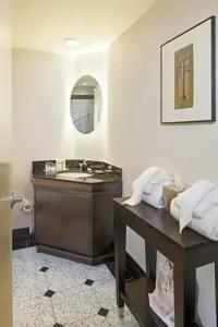 DoubleTree by Hilton - Brownstone - University - 34