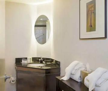 DoubleTree by Hilton - Brownstone - University - 38