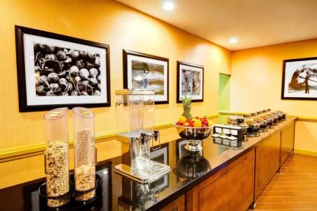 DoubleTree by Hilton - Brownstone - University - 11
