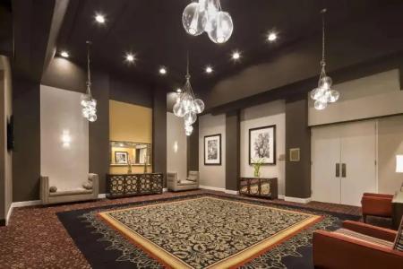 DoubleTree by Hilton - Brownstone - University - 13