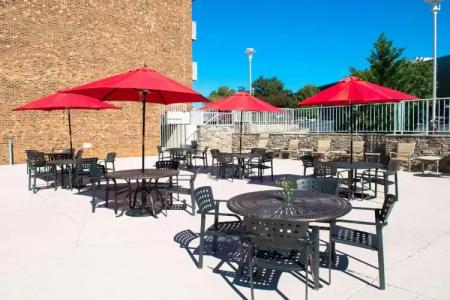 DoubleTree by Hilton - Brownstone - University - 18