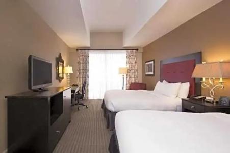 DoubleTree by Hilton - Brownstone - University - 40