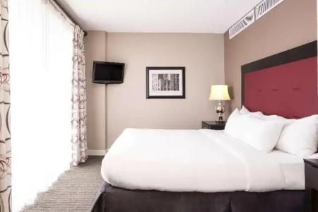 DoubleTree by Hilton - Brownstone - University - 29
