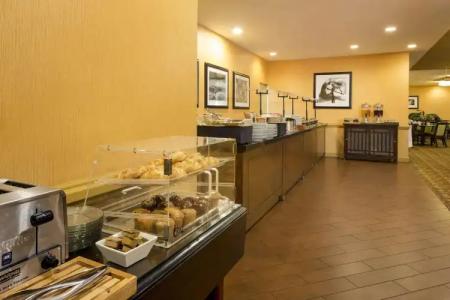 DoubleTree by Hilton - Brownstone - University - 23