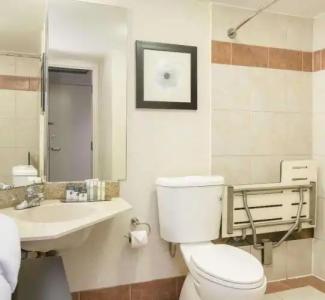 DoubleTree by Hilton - Brownstone - University - 31