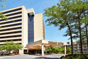 Отель «Embassy Suites by Hilton Crystal City National Airport», Арлингтон
