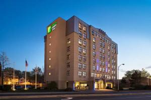 Отель «Holiday Inn Express & Suites Boston -, an IHG», Кембридж
