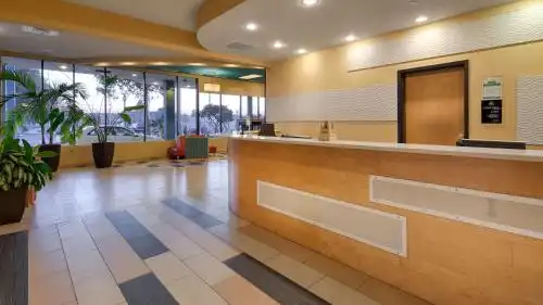 Best Western Plus Sandcastle Beachfront - 4