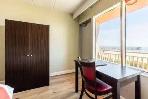 Best Western Plus Sandcastle Beachfront - 23