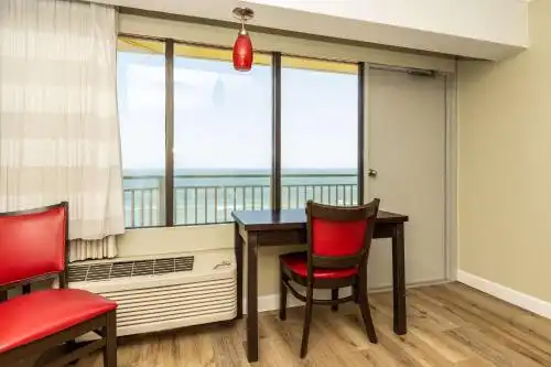 Best Western Plus Sandcastle Beachfront - 14