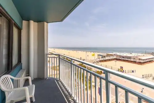 Best Western Plus Sandcastle Beachfront - 29