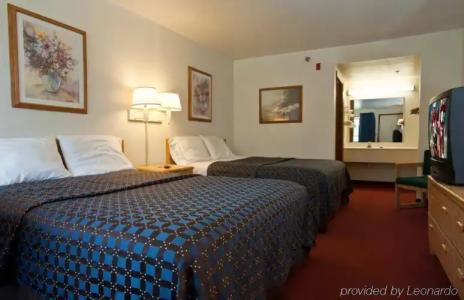 Red Roof Inn South - 3