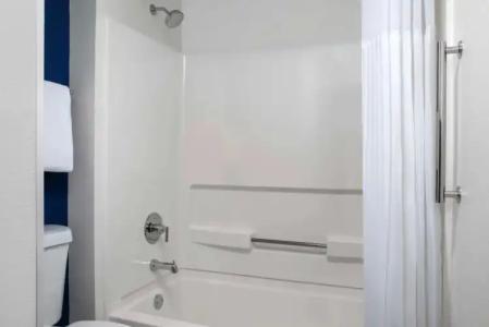 Baymont by Wyndham Miami Doral - 9