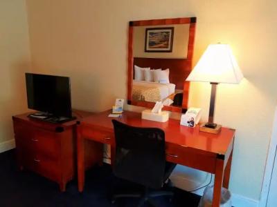 Days Inn & Suites by Wyndham - 5