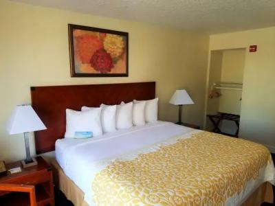 Days Inn & Suites by Wyndham - 3