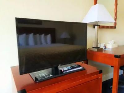 Days Inn & Suites by Wyndham - 2