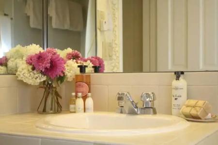 Hillwinds Inn - - 7