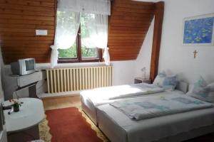 Veronika Rooms, Хевиз