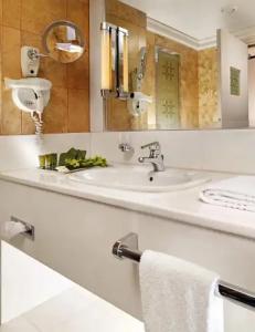 Holiday Inn Athens Attica Av, Airport w., An Ihg - 8