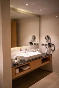 Pokhara Grande - 114