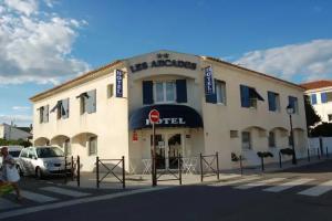 Отель «Hôtel Les Arcades», Сент-Мари-де-ла-Мер