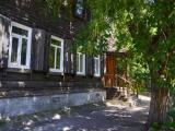 Кровать в общем номере (мужской номер) с красивым видом из окна