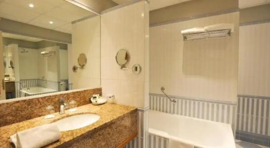 Dormy House - 6