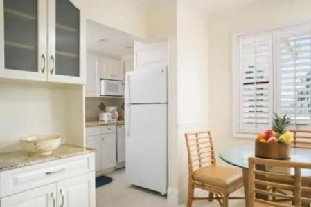 High Noon Beach Resort - 11