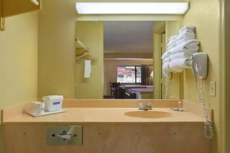 TraveSuites by Wyndham East Gate Orange - 27