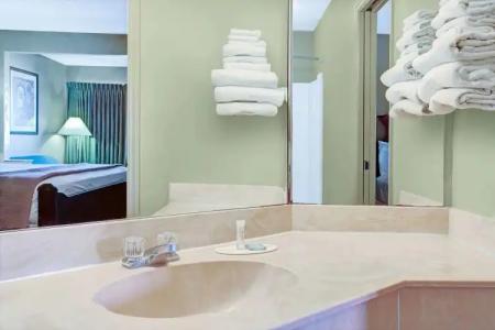 TraveSuites by Wyndham East Gate Orange - 7