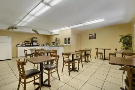 TraveSuites by Wyndham East Gate Orange - 18