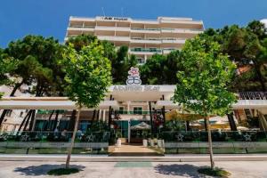 Albanian Star Hotel, Голем