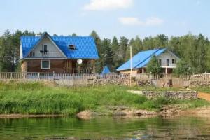 Домики в лесу на берегу реки Волге