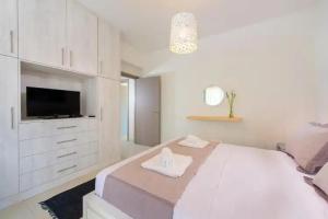 Greatland Villas, Геннади
