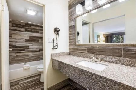 Quality Inn & Suites Downtown - 33