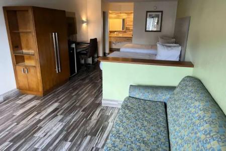 Quality Inn & Suites Downtown - 6