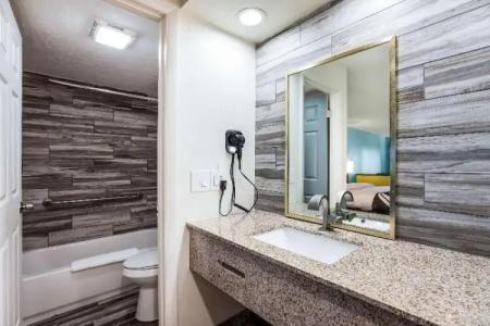 Quality Inn & Suites Downtown - 26