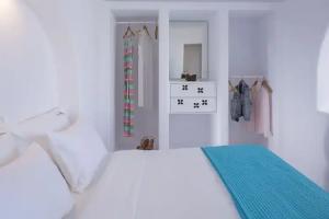 Отель «Skyfall Suites - Adults Only», Пиргос