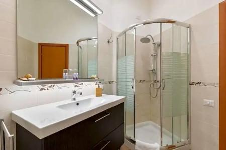 Miclad Colosseum Guest House - 54
