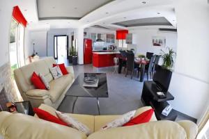 Villa Sunshine, Мазотос